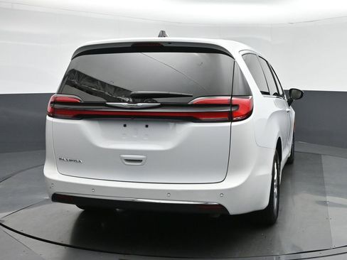 Used 2024 Chrysler Pacifica Touring image 6