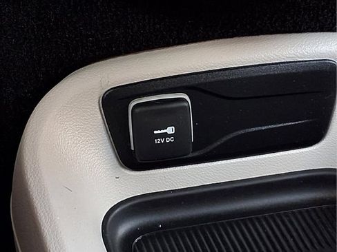 Used 2023 Chrysler Pacifica Touring-L FWD image 11