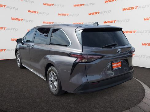 Used 2023 Toyota Sienna XLE AWD/4WD image 3