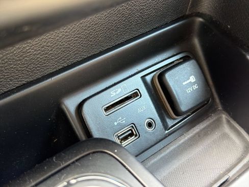 Used 2017 Jeep Cherokee Latitude w/ Cold Weather Group AWD/4WD image 31