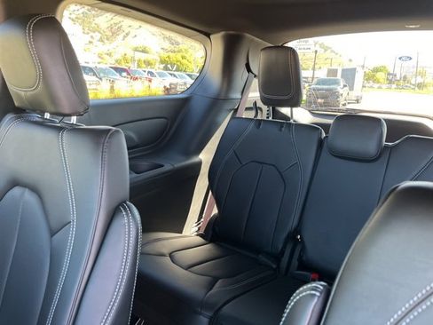 New 2026 Chrysler Pacifica Select image 16