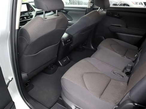 Used 2023 Toyota Highlander L image 11