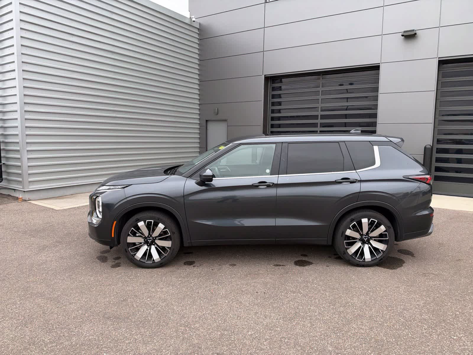 Used 2025 Mitsubishi Outlander SE AWD/4WD image 2