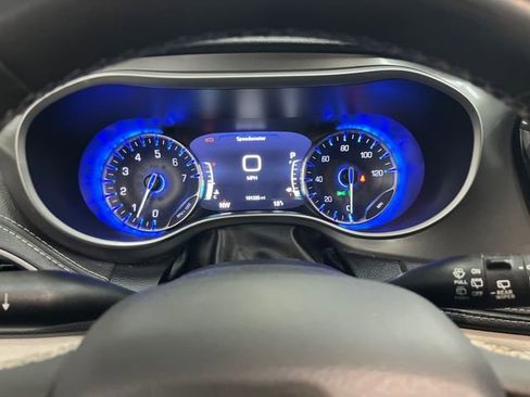 Used 2023 Chrysler Pacifica Touring-L image 20