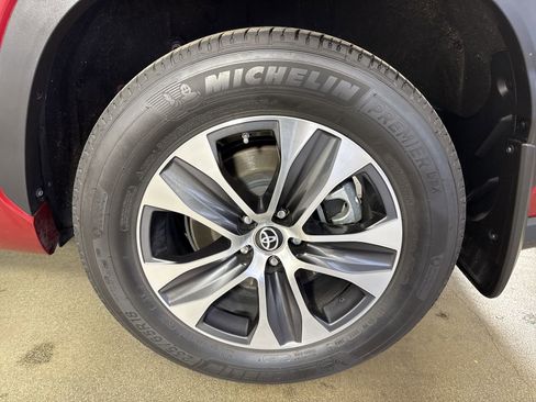 Used 2024 Toyota Highlander XLE AWD/4WD image 5