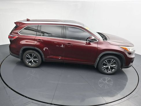 Used 2016 Toyota Highlander XLE AWD/4WD image 32