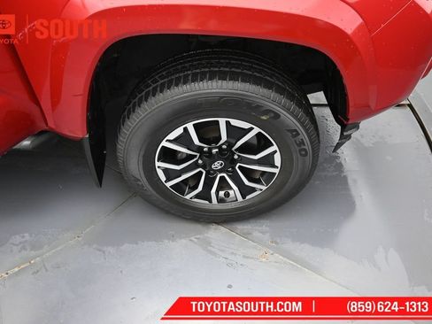 Used 2022 Toyota Tacoma TRD Sport AWD/4WD image 30