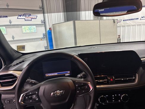 Used 2024 Chevrolet TrailBlazer ACTIV w/ Convenience Package FWD image 2