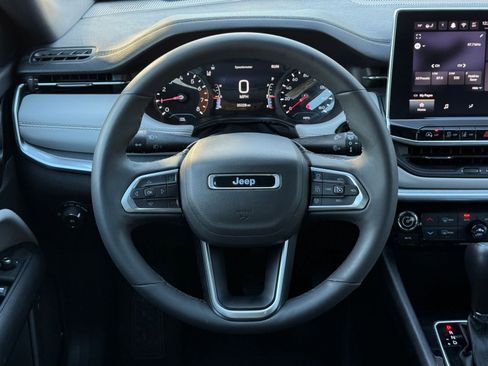 Used 2025 Jeep Compass Limited image 28