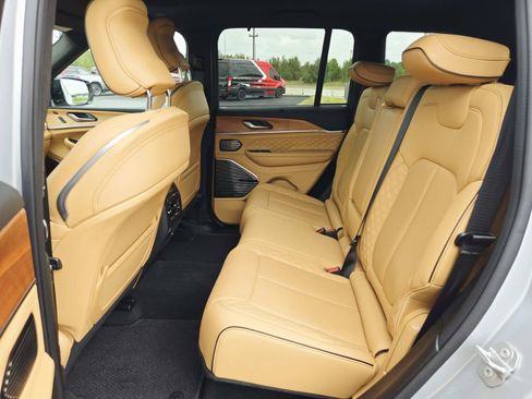 Used 2025 Jeep Grand Cherokee Summit AWD/4WD image 13