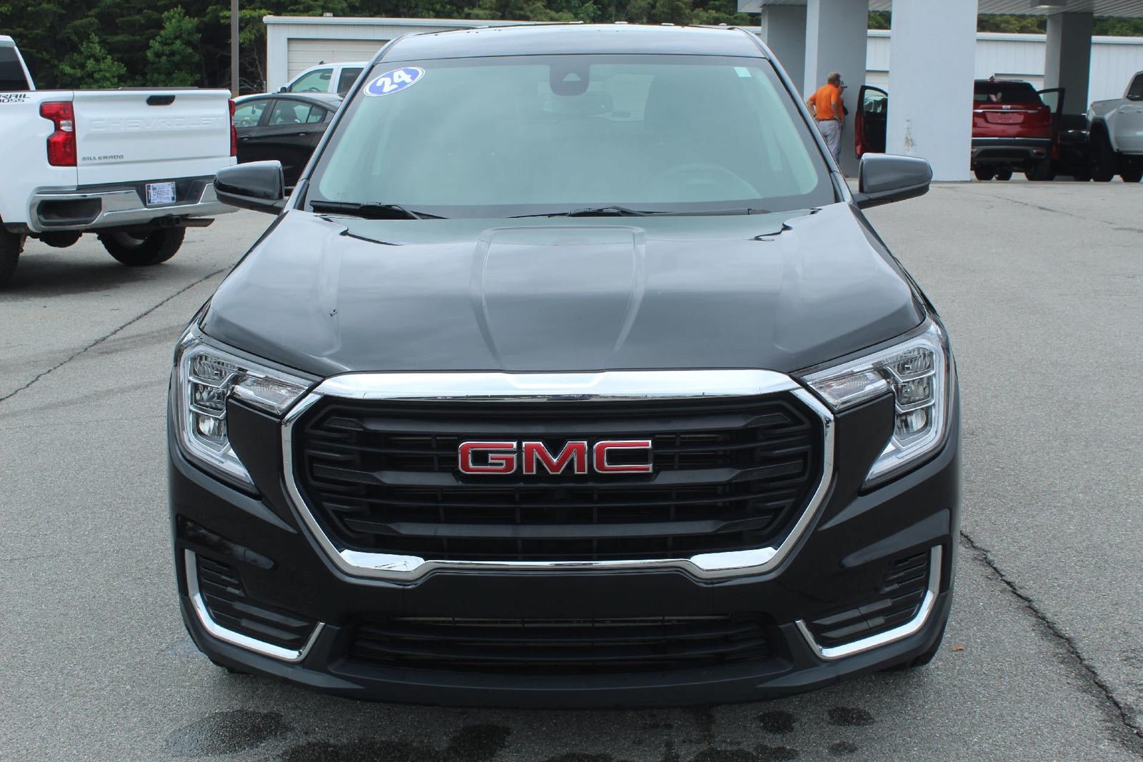 Used 2024 GMC Terrain SLE FWD image 2