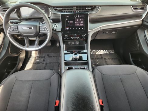 Used 2025 Jeep Grand Cherokee Laredo X w/ Luxury Tech Group I AWD/4WD image 27