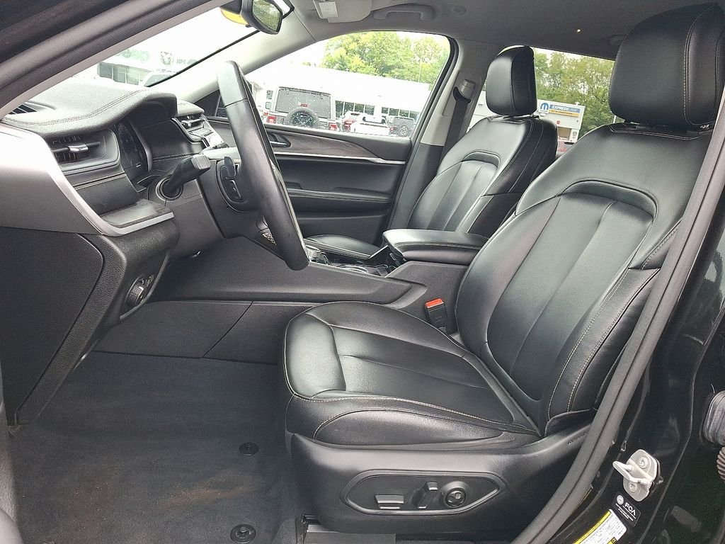 Used 2023 Jeep Grand Cherokee L Limited AWD/4WD image 16