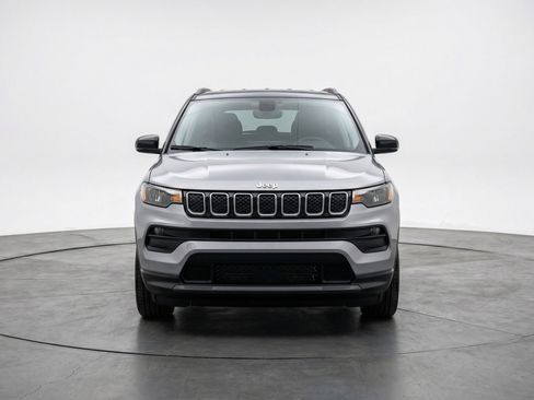 Used 2025 Jeep Compass Limited AWD/4WD image 2
