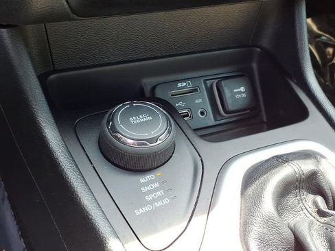 Used 2016 Jeep Cherokee Latitude w/ Cold Weather Group AWD/4WD image 26