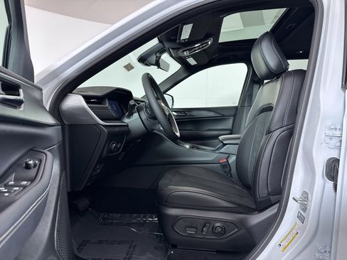 New 2025 Jeep Grand Cherokee Altitude image 5