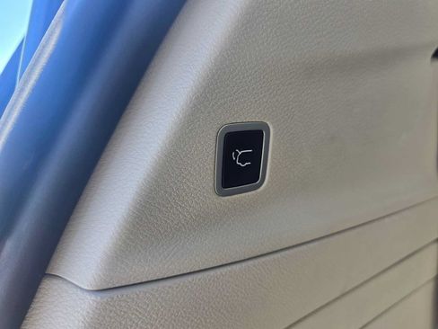 Used 2023 Chrysler Pacifica Touring-L FWD image 16