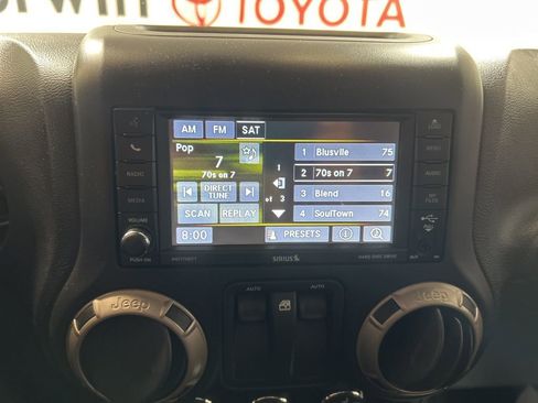 Used 2017 Jeep Wrangler 75th Anniversary image 28