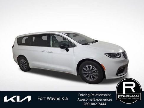 Used 2024 Chrysler Pacifica Limited FWD image 5