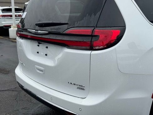 New 2026 Chrysler Pacifica Limited w/ Uconnect Theater Family Group image 6