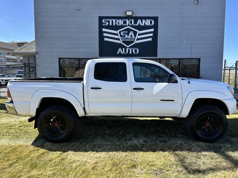 Used 2015 Toyota Tacoma w/ SR5 Package image 5