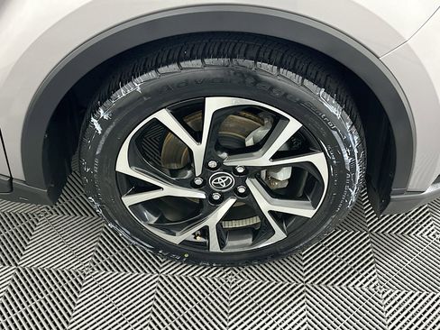 Used 2020 Toyota C-HR XLE FWD image 11