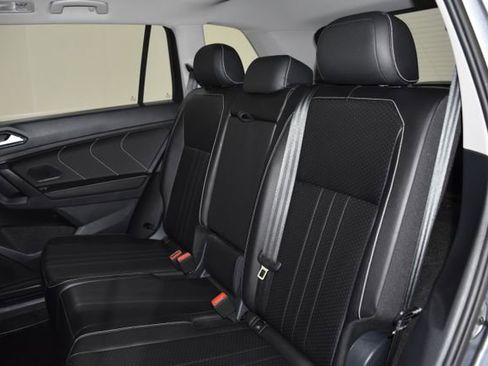 Used 2024 Volkswagen Tiguan SE image 32