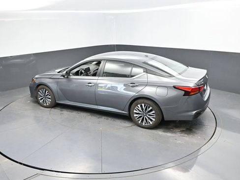Used 2025 Nissan Altima 2.5 SV FWD image 41