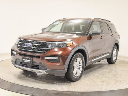 Used 2020 Ford Explorer XLT w/ Equipment Group 202A image 6