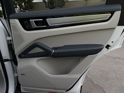 Used 2023 Porsche Cayenne S Platinum w/ Premium Package Plus image 43