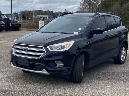 Used 2017 Ford Escape SE w/ Equipment Group 201A image 3