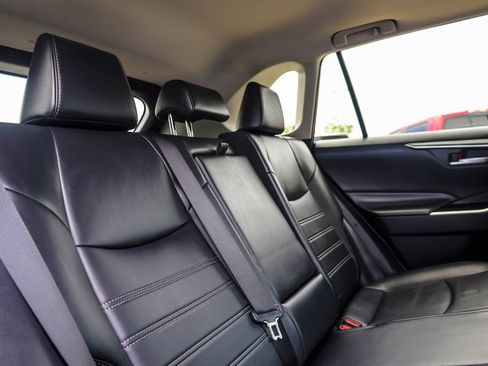 Used 2019 Toyota RAV4 XLE Premium FWD image 10