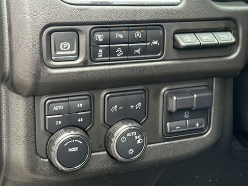 Used 2024 Chevrolet Suburban Premier w/ Advanced Technology Package image 23