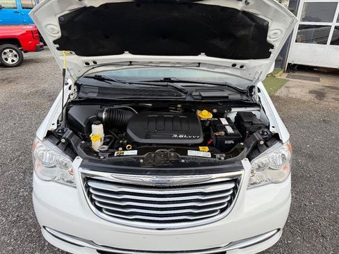 Used 2016 Chrysler Town & Country Touring FWD image 11