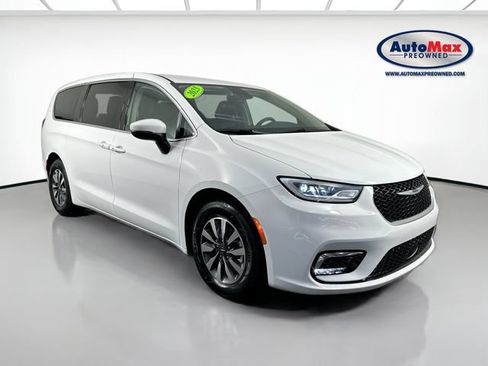Used 2023 Chrysler Pacifica Touring-L FWD image 1