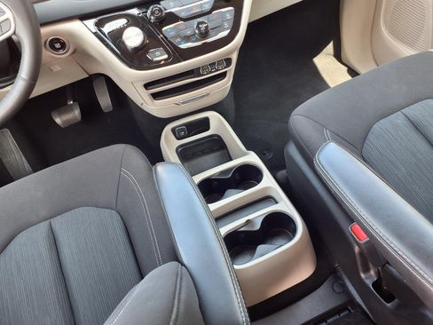 Certified 2023 Chrysler Voyager LX FWD image 11