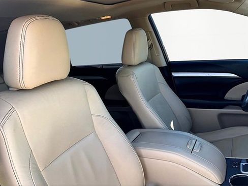 Used 2019 Toyota Highlander XLE image 7