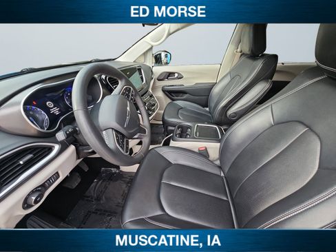 Used 2024 Chrysler Pacifica Touring-L image 13