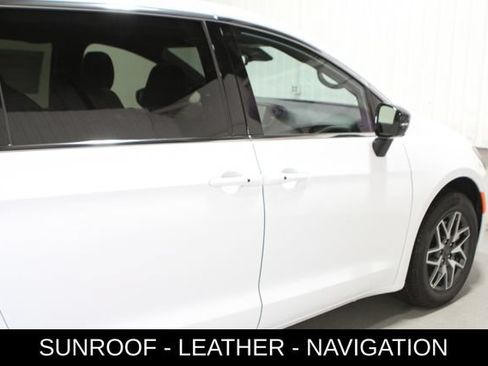 New 2027 Chrysler Pacifica Limited AWD/4WD image 34