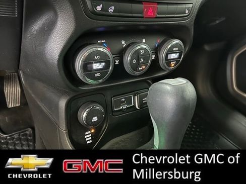 Used 2016 Jeep Renegade Latitude image 23