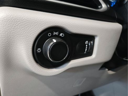Used 2019 Chrysler Pacifica L FWD image 12