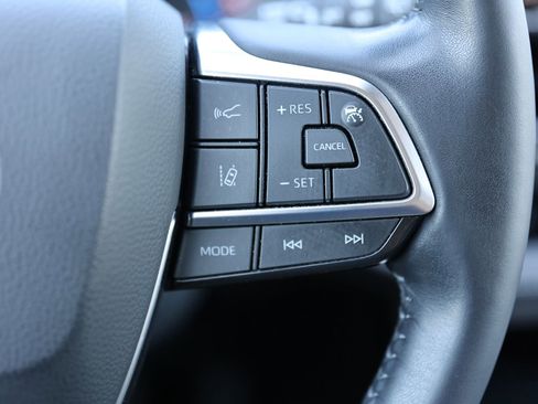Used 2020 Toyota Highlander XLE AWD/4WD image 42