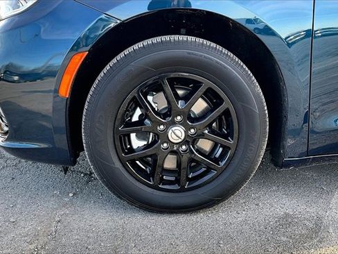 Used 2025 Chrysler Pacifica Select image 34