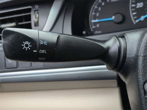 Used 2014 Toyota Camry L image 27