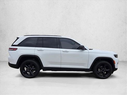 Used 2022 Jeep Grand Cherokee Altitude RWD image 4