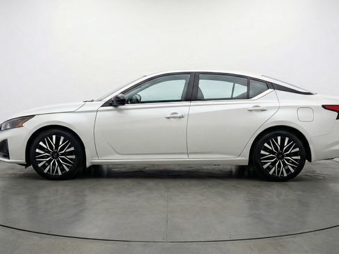 Used 2025 Nissan Altima 2.5 SV image 5