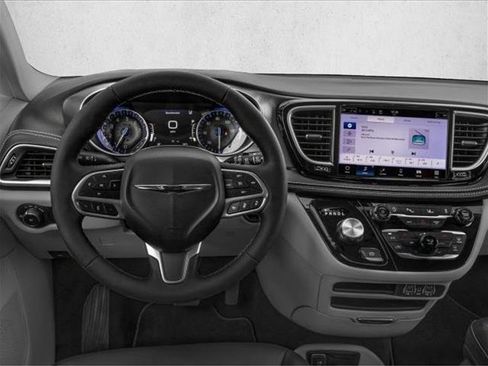 Used 2024 Chrysler Pacifica Touring-L image 14