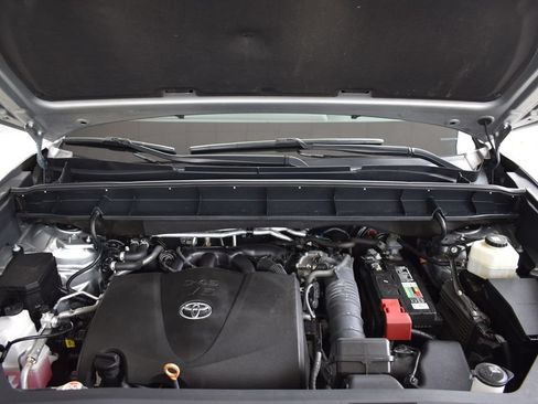 Used 2020 Toyota Highlander XLE AWD/4WD image 13