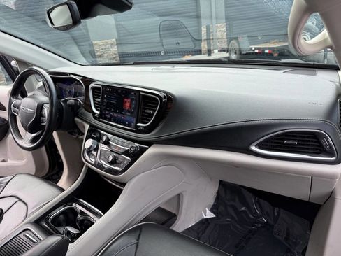 Used 2022 Chrysler Pacifica Limited image 14
