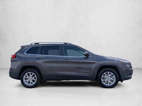 Used 2018 Jeep Cherokee Latitude Plus w/ Comfort/Convenience Group image 4